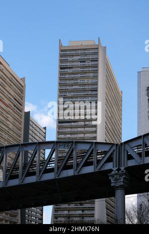 Pont utilisé par les métros de Paris et gratte-ciel de bâtiments résidentiels en arrière-plan à Paris France Banque D'Images