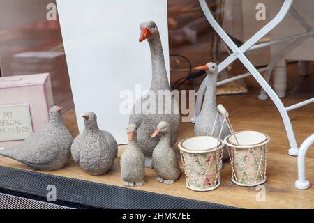 Londres, Royaume-Uni, - 17 juillet 2017, Stone Oies et canards à vendre à l'entrée du magasin Banque D'Images