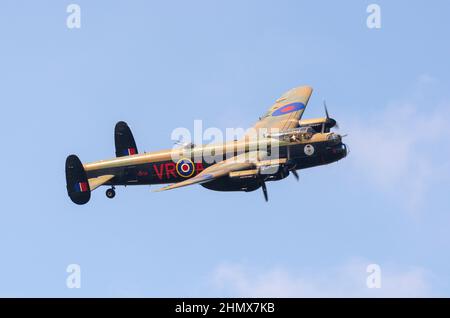 L'avion d'aviateur C-GVRA d'Avro Lancaster B X, l'ancien FM213 (construit à l'avion Victory à Malton, Ontario), en visite au Royaume-Uni depuis le Canada. Vol au salon de l'aviation Banque D'Images