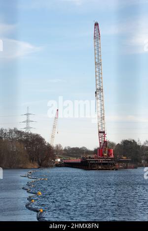 Denham, Buckinghamshire, Royaume-Uni. 12th février 2022. Une route de transport pour HS2 est en cours de construction au-dessus de l'eau à Denham Quarry. Crédit : Maureen McLean/Alay Live News Banque D'Images