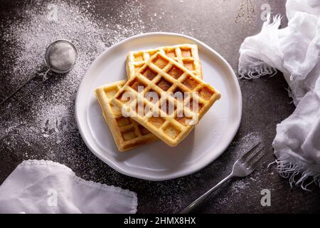 Gaufres faites maison sur un plat blanc. Vue de dessus Banque D'Images