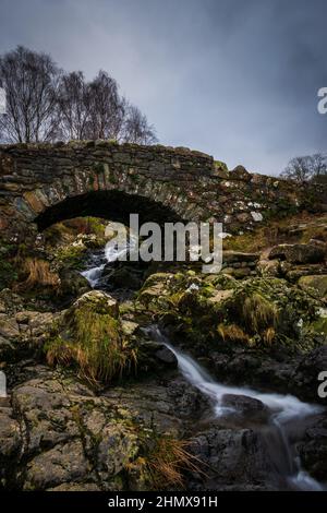Ashness Bridge et Barrow Beck, Ashness, keswick, Lake District, Cumbria, Royaume-Uni. Capturé par une journée nuageuse 24th janvier 2022 Banque D'Images