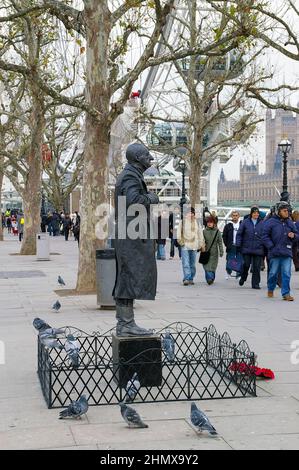 Artiste de rue se posant comme une statue, peut-être de Charles de Gaulle. Statue humaine sur plinthe, clôture de piquetage et couronne de pavot, à Westminster, Londres Banque D'Images
