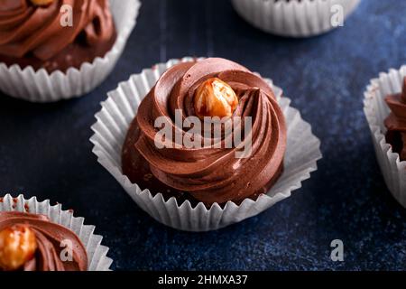 Meringue, gâteaux au chocolat pavlova avec crème et noix. Banque D'Images