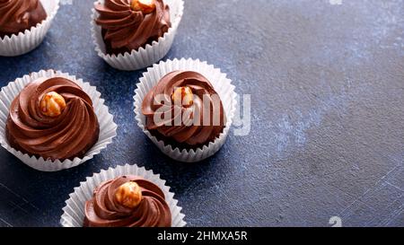 Meringue, gâteaux au chocolat pavlova avec crème et noix. Banque D'Images