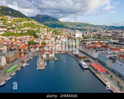 Bergen, Norvège. Vue aérienne sur le front de mer de Bryggen. Banque D'Images