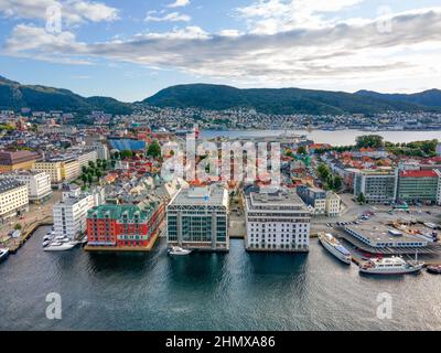 Bergen, Norvège. Vue aérienne sur le front de mer de Bryggen. Banque D'Images