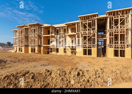 Plan horizontal du cadre en bois d'un nouveau complexe d'appartements en construction. Banque D'Images