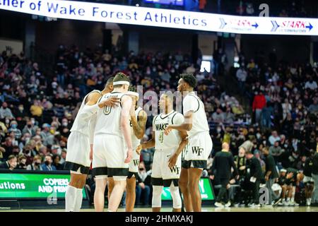 Winston-Salem, Caroline du Nord, États-Unis. 12th févr. 2022. Les joueurs de Wake Forest Daemon Deacons se sont réunis après une faute lors de la première moitié du match ACC Basketball au LJVM Coliseum de Winston-Salem, en Caroline du Nord. (Scott Kinser/Cal Sport Media). Crédit : csm/Alay Live News Banque D'Images