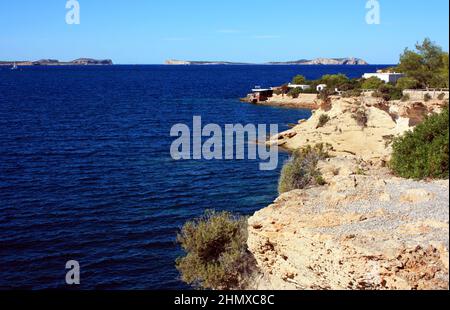 côte rocheuse sur une mer bleue intense à ibiza dans les baléares Banque D'Images
