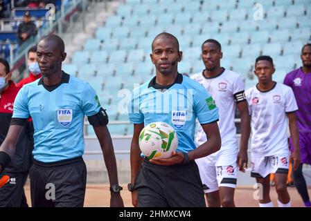 Tunis, Tunisie. 31st mai 2020. Arbitre Issa Sy vu pendant le match de football de la Ligue des champions de la CAF 2021 - 22 entre Esperance sportive Tunisia et le Jwaneng Galaxy football Club à Rades. (Score final: Esperance sportive 4:0 Jwaneng Galaxy football Club) crédit: SOPA Images Limited/Alay Live News Banque D'Images