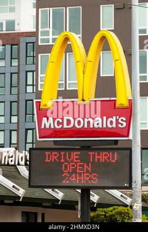 Inscrivez-vous pour un drive-in ou un drive-in McDonald's de 24 heures à Seattle, aux États-Unis. Banque D'Images