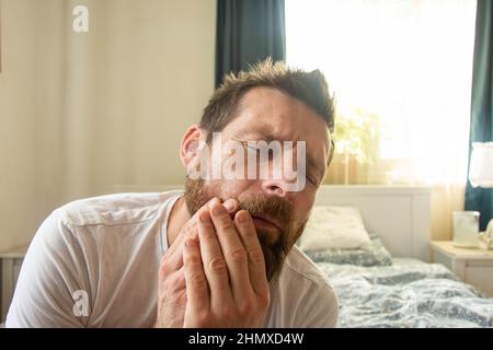 Homme souffrant de douleurs dentaires dans la chambre. Homme souffrant de maux de dents à la maison Banque D'Images