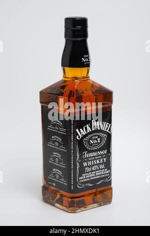 Riga, Lettonie- février 12,2022 : bouteille de Jack Daniels. Jack Daniels est une marque de Whiskey du Tennessee de la mash aigre . Avec masque Banque D'Images