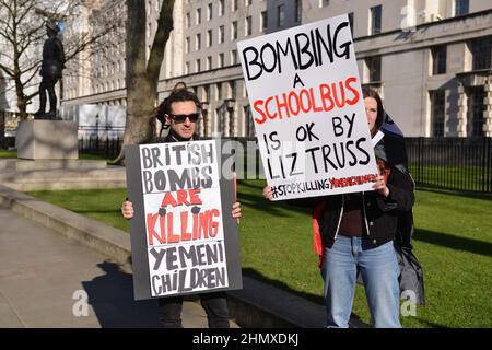 Londres, Royaume-Uni. 12th févr. 2022. Les manifestants tiennent des pancartes exprimant leur opinion, en face de Downing Street pendant la manifestation. Manifestation contre la poursuite de la guerre au Yémen. Les manifestants ont appelé à la fin des ventes d'armes à la coalition dirigée par l'Arabie saoudite. Crédit : SOPA Images Limited/Alamy Live News Banque D'Images