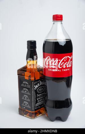 Riga, Lettonie février 12,2022:photo de la bouteille en plastique Coca-Cola et du whisky Jack Daniel isolé sur fond blanc avec chemin de coupure Banque D'Images