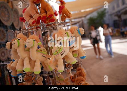 Des chameaux en peluche souvenir sont en vente dans le quartier Al Seef de Dubaï, aux Émirats arabes Unis. Date de la photo: Mercredi 9 février 2022. Banque D'Images