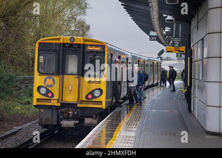 Passagers à bord d'un train Merseyrail à la gare de Sandhills, Liverpool Banque D'Images