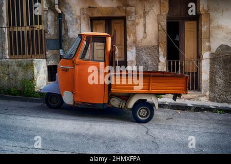 Piaggio APE, véhicule léger à trois roues.Piaggio APE van à dos ouvert le garé piazza italienne. Piaggio APE, véhicule commercial léger à trois roues. Il Banque D'Images