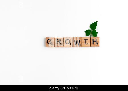 Londres, Royaume-Uni - février 12th 2022: Scrabble tuiles signe de croissance Banque D'Images