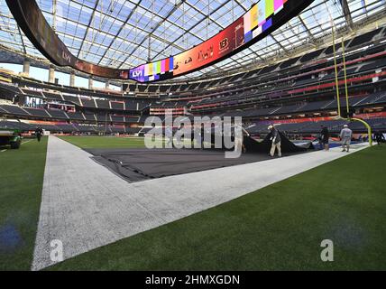 Inglewood, États-Unis. 12th févr. 2022. Les travailleurs préparent la dernière minute sur le terrain du stade SOFI pour le LVI Super Bowl du dimanche à Inglewood, en Californie, le samedi 12 février 2022. Photo de Jim Ruymen/UPI crédit: UPI/Alay Live News Banque D'Images