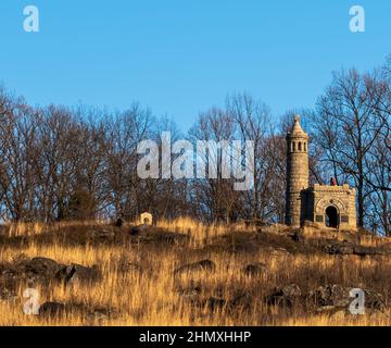 Le monument aux régiments d'infanterie volontaire de New York de 12th et 44th sur Little Round Top lors d'une journée d'hiver ensoleillée à Gettysburg, Pennsylvanie, États-Unis Banque D'Images
