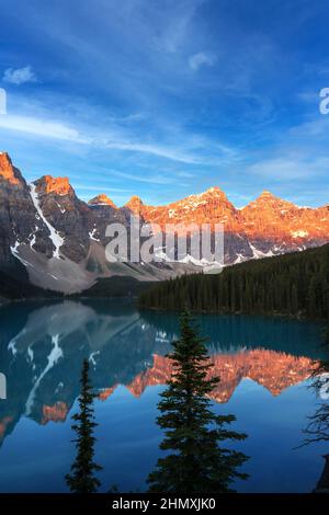 Lever de soleil doré au-dessus de la vallée des dix sommets avec le lac Moraine turquoise alimenté par un glacier au premier plan près du lac Louise, dans le ROC canadien Banque D'Images