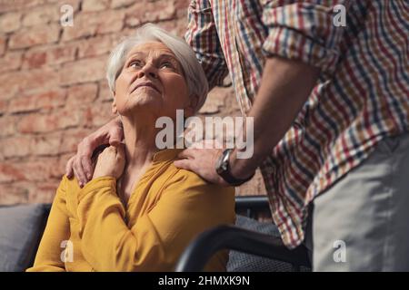 Vieille femme de race blanche âgée atteinte de démence obtention de soutien et de soins. Photo de haute qualité Banque D'Images