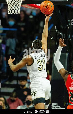 Winston-Salem, Caroline du Nord, États-Unis. 12th févr. 2022. Wake Forest Daemon Deacons Guard Alondes Williams (31) obtient une mise à pied contre les ouragans de Miami (FL) pendant la deuxième moitié de l'ACC Basketball match au LJVM Coliseum à Winston-Salem, NC. (Scott Kinser/Cal Sport Media). Crédit : csm/Alay Live News Banque D'Images