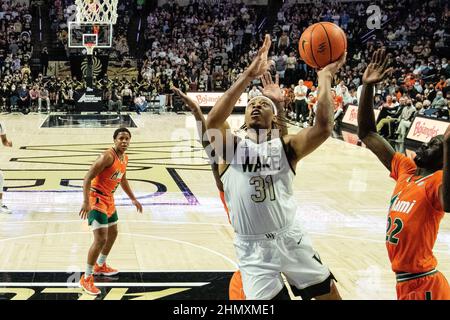 Winston-Salem, Caroline du Nord, États-Unis. 12th févr. 2022. Wake Forest Daemon Deacons Guard Alondes Williams (31) va pour une mise à pied pendant la deuxième moitié contre les ouragans de Miami (FL) dans le match ACC Basketball au LJVM Coliseum à Winston-Salem, NC. (Scott Kinser/Cal Sport Media). Crédit : csm/Alay Live News Banque D'Images