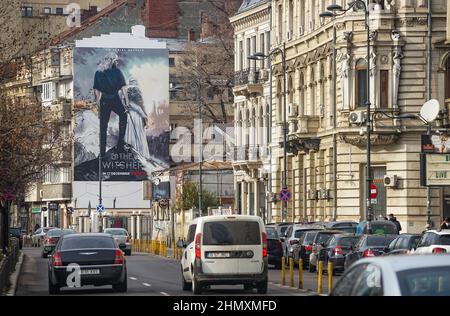 Bucarest, Roumanie - 03 janvier 2022 : une grande bannière annonçant le Witcher sur Netflix est exposée sur le mur d'un bâtiment dans le centre-ville de Bucarest. Banque D'Images