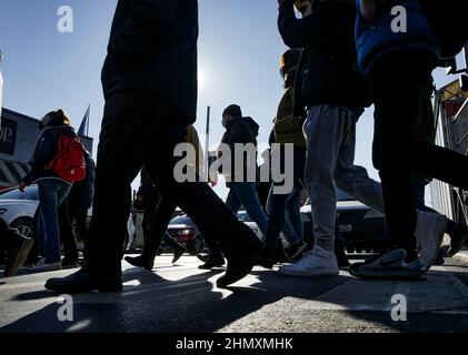 Bucarest, Roumanie - 19 janvier 2022 : des piétons traversent la rue près du marché de Crangagi à Bucarest, Roumanie. Banque D'Images