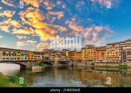 Florence Italie, horizon de la ville au lever du soleil au pont Ponte Vecchio et au fleuve Arno, Toscane Italie Banque D'Images