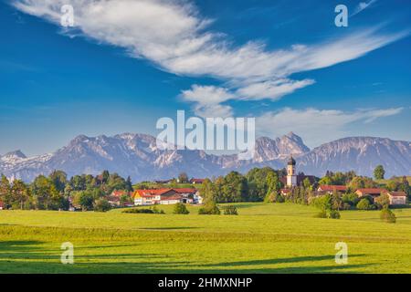 Paysage nature des Alpes montagne et village rural en Bavière, Allemagne Banque D'Images