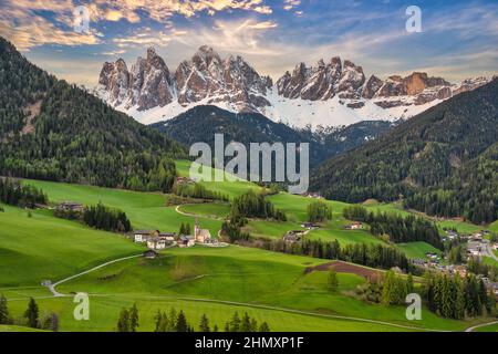Dolomites Alpes montagne coucher de soleil paysage au village de Santa Maddalena avec sentier de randonnée en saison de printemps, Saint-Magdalena Italie Banque D'Images