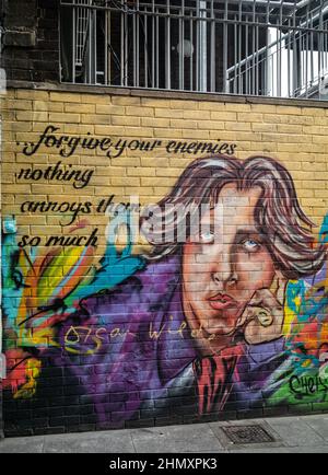 Une fresque de l'écrivain et poète irlandais gay Oscar Wilde de CHELS (Chelsea Jacobs) peint en 2021 sur le mur du George, le principal bar LGBT de Dublin Banque D'Images