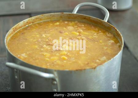 Soupe dans une casserole. Grand récipient avec soupe de pois dans la cuisine. Batterie de cuisine en acier inoxydable. Réservoir en acier avec nourriture dans la salle à manger. Nous cuisions le dîner. Banque D'Images