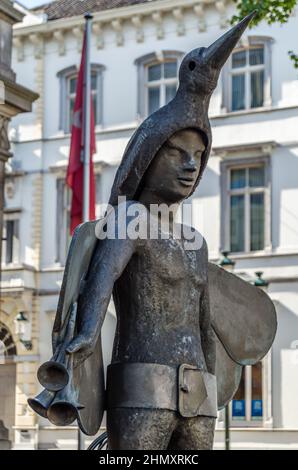 BRUGES, BELGIQUE - 18 AOÛT 2013 : statue de Papageno de Jef Claerhout en face du Théâtre de la ville de Bruges, Belgique. Papageno est un caractère dans le Banque D'Images