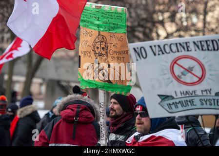 Toronto, Ontario, Canada. 12th févr. 2022. Les manifestants se rassemblent dans les rues de Toronto pour une deuxième semaine en opposition aux mesures COVID-19 et aux mandats de vaccination imposés par le gouvernement Justin Trudeau. Organisée par le « convoi de la liberté », la manifestation a commencé par une randonnée dans tout le pays qui s'opposait au mandat du gouvernement fédéral en matière de vaccination des camionneurs transfrontaliers. (Credit image: © Giles Campbell/ZUMA Press Wire) Credit: ZUMA Press, Inc./Alamy Live News Banque D'Images