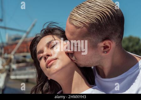 Portrait d'une jeune femme latine amoureuse d'être embrassée par son petit ami. Concept d'amour, couple, bonheur, détente. Banque D'Images