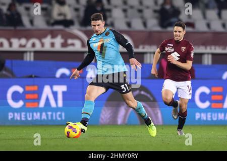 Turin, Italie, le 12th février 2022. Mattia Caldara de Venezia FC joue le ballon de retour au gardien de but comme Josip Brekalo de Torino FC ferme dans pendant le Serie Un match au Stadio Grande Torino, Turin. Le crédit photo devrait se lire: Jonathan Moscrop / Sportimage Banque D'Images