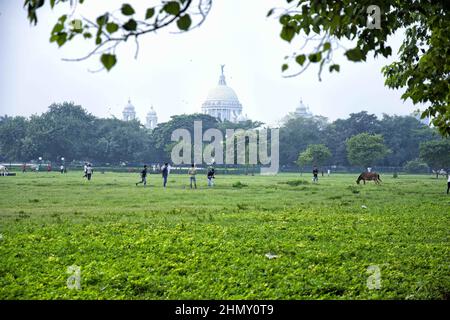 31 octobre 2021, kolkata, Bengale-Occidental, Inde: Kolkata est également connu sous le nom de '' ville de joie˜'. Les gens peuvent découvrir et explorer toutes les couleurs de la vie dans cette ville. Kolkata propose une variété de modes de transport, des pousse-pousse-pousse à extracteur manuel aux tramways en passant par les rikshaws automatiques. Le pont Howrah, Vidyasagar Setu, Science City et Victoria Memorial sont l'un des endroits incontournables de Kolkata. Également connu sous le nom de Brigade Parade Ground, Maidan est le plus grand parc urbain de Kolkata. Cette étendue verte dans la ville a survécu à l'épreuve du temps. (Credit image: © Barun Das/Pacific Press via ZUMA Press Wire) Banque D'Images