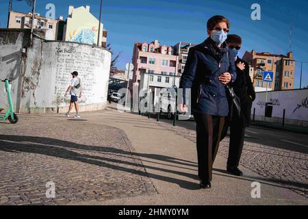Lisbonne, Portugal. 7th févr. 2022. Deux femmes portant des masques de visage comme mesure préventive contre la propagation du coronavirus marche le long de la rue dans le quartier historique de Graça, Lisbonne. Les dossiers officiels du Portugal comprennent un total de 2 915 971 cas confirmés de COVID-19 et 20 222 décès depuis le début de la pandémie. (Credit image: © Jorge Castellanos/SOPA Images via ZUMA Press Wire) Banque D'Images