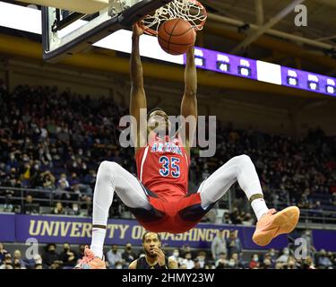 Seattle, WA, États-Unis. 12th févr. 2022. Le centre de l'Arizona Christian Koloko est suspendu sur le rebord alors que la balle passe par le filet après une grosse dunk pendant le match de basket-ball NCAA entre les Arizona Wildcats et les Washington Huskies au pavillon HEC Edmundson à Seattle, WA. L'Arizona défait Washington 92-68. Steve Faber/CSM/Alamy Live News Banque D'Images