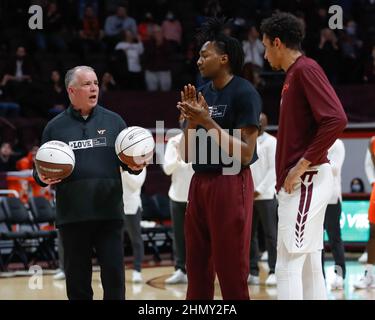 Blacksburg, Virginie, États-Unis. 12th févr. 2022. Mike Young, entraîneur-chef de Virginia Tech Hokies (à gauche), présente Justyn Mutts (au centre) et Keve Aluma (à droite) avec une balle commémorative pour marquer 1 000 points de carrière avant le match de basketball de la NCAA contre l'Orange Syracuse au Cassell Coliseum de Blacksburg, en Virginie. Greg Atkins/CSM/Alamy Live News Banque D'Images