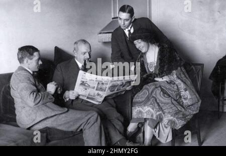 Archie Christie, Major Belcher (chef de tournée), M. Bates (secrétaire) et Agatha Christie lors de la tournée d'expédition de l'Empire britannique de 1922 Banque D'Images