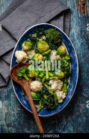 Vue de haut en bas d'un plat ovale rempli de légumes et légumes cuits à la vapeur. Banque D'Images