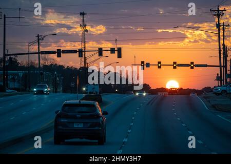 Prenez le soleil couchant sur l'US Highway 78 à Snellville, en Géorgie, juste à l'est d'Atlanta. (ÉTATS-UNIS) Banque D'Images