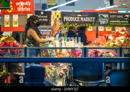 Femelle sélection de fleurs fraîches au Lidl Food Market à Snellville (Metro Atlanta), Géorgie. (ÉTATS-UNIS) Banque D'Images