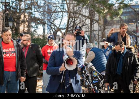 New York, NY, USA - 11 février 2022 : le candidat au poste de gouverneur de New York Andrew Giuliani assiste à une manifestation à l'hôtel de ville pour protester contre la ville de New York Banque D'Images